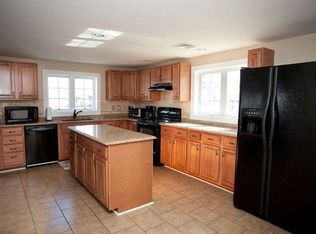 93 Pinewood Dr, Levittown, PA 19054