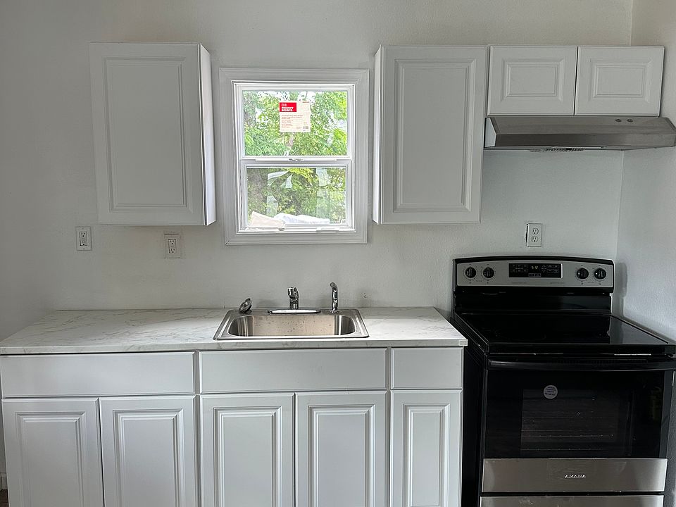 2nd image of 301 Davis Rd