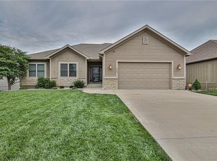 2207 NW Hedgewood Dr, Grain Valley, MO 64029