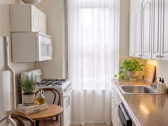 2nd image of 201 W 92nd St APT 1F
