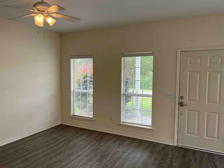 33213B Stables Dr — Photo 4
