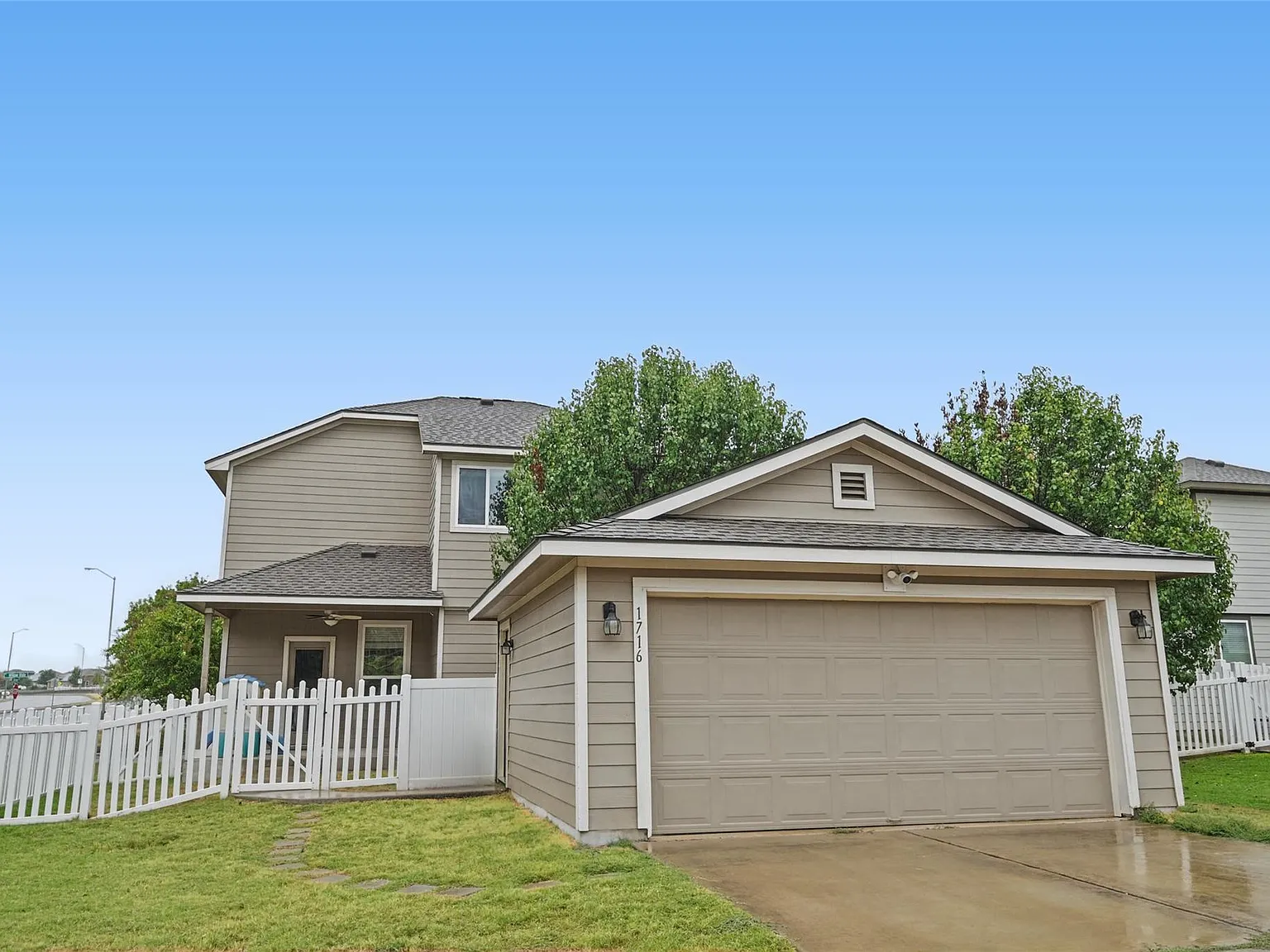 3 bed, 2.5 bath, 1894 sqft, $2,095 — Photo 3