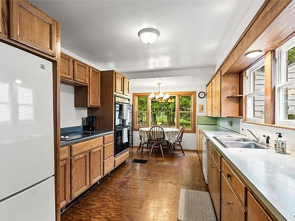 3rd image of 20 E Maple Ave