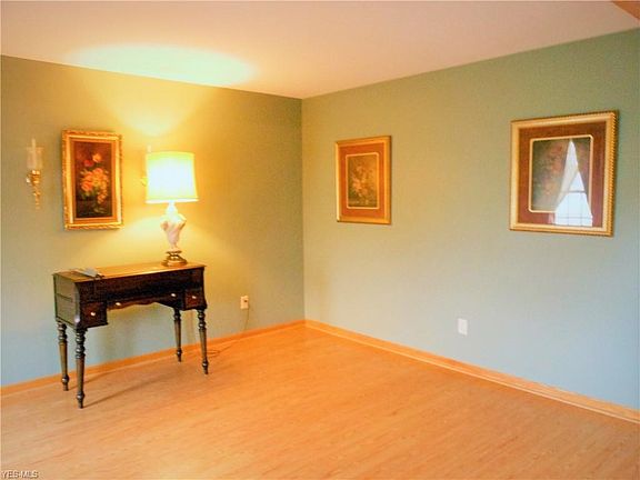 5th image of 7575 Meadowood Dr