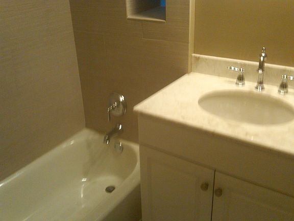 3rd image of 3821 N Lakewood Ave APT 2