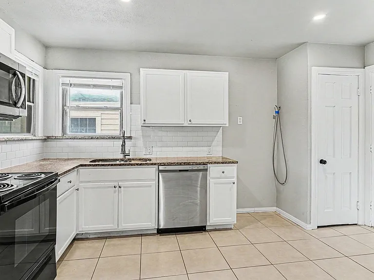 1108 E Robert St — Photo 9