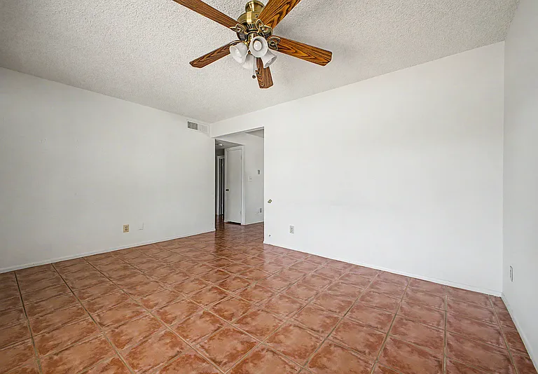2822 E Willow Ave — Photo 9