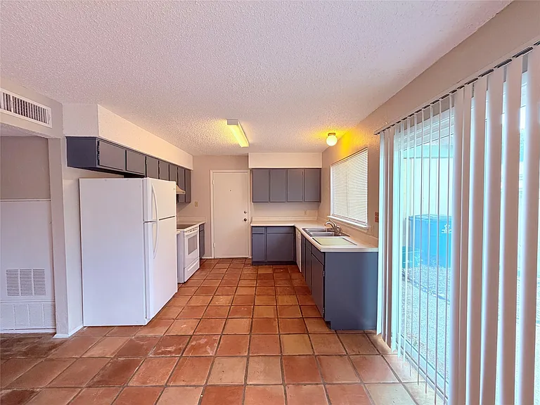 9611 Blue Creek Ln — Photo 10
