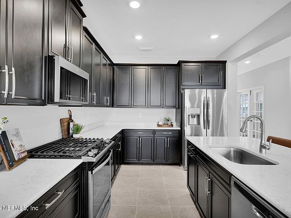 3rd image of 133 WINTERBERRY Court
