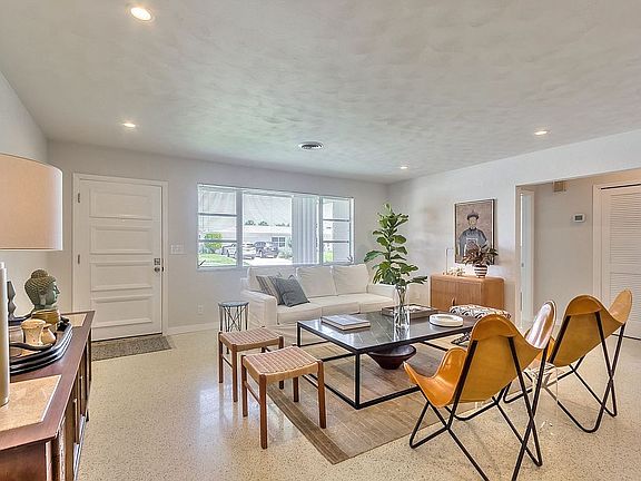 3rd image of 32 Sunrise Ave