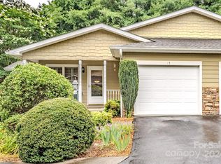 15 Spring Village Ln, Hendersonville, NC 28739