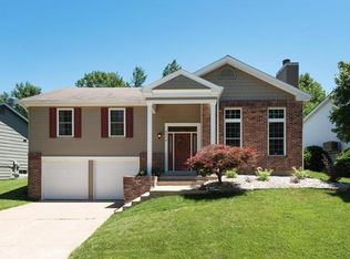 2470 Maple Crossing Dr, Ballwin, MO