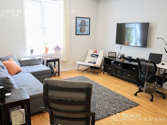 4th image of 1542 W Cornelia Ave #3