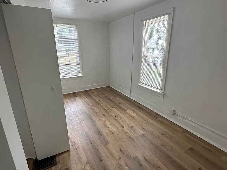 108 E Oregon St — Photo 11