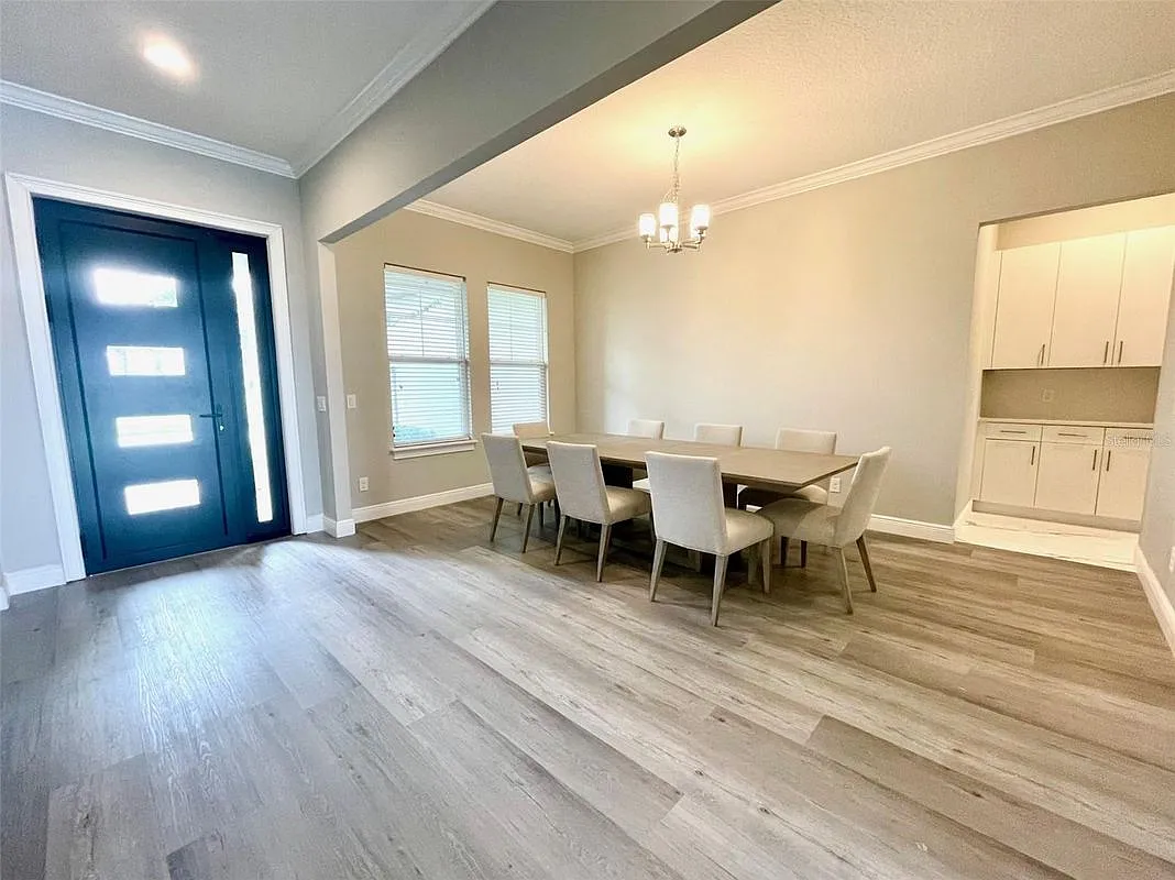 6 bed, 7.0 bath, 5174 sqft, $7,500 — Photo 2