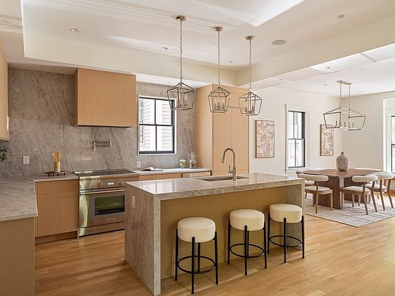 2nd image of 11 Mount Auburn St #11
