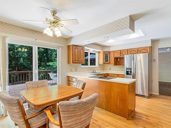 5th image of 15358 Scarborough Ct