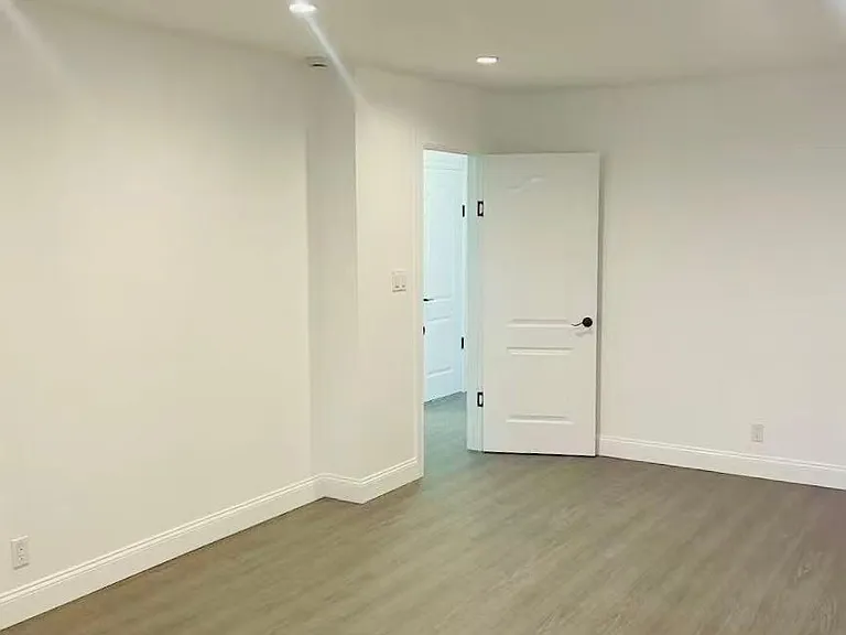 8422 Little Neck Pkwy — Photo 11