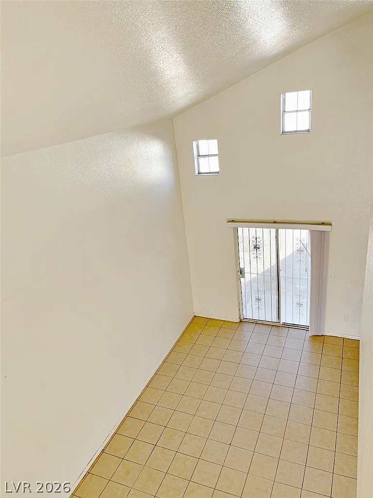 2 bed, 1.5 bath, 2342 sqft, $1,425 — Photo 3