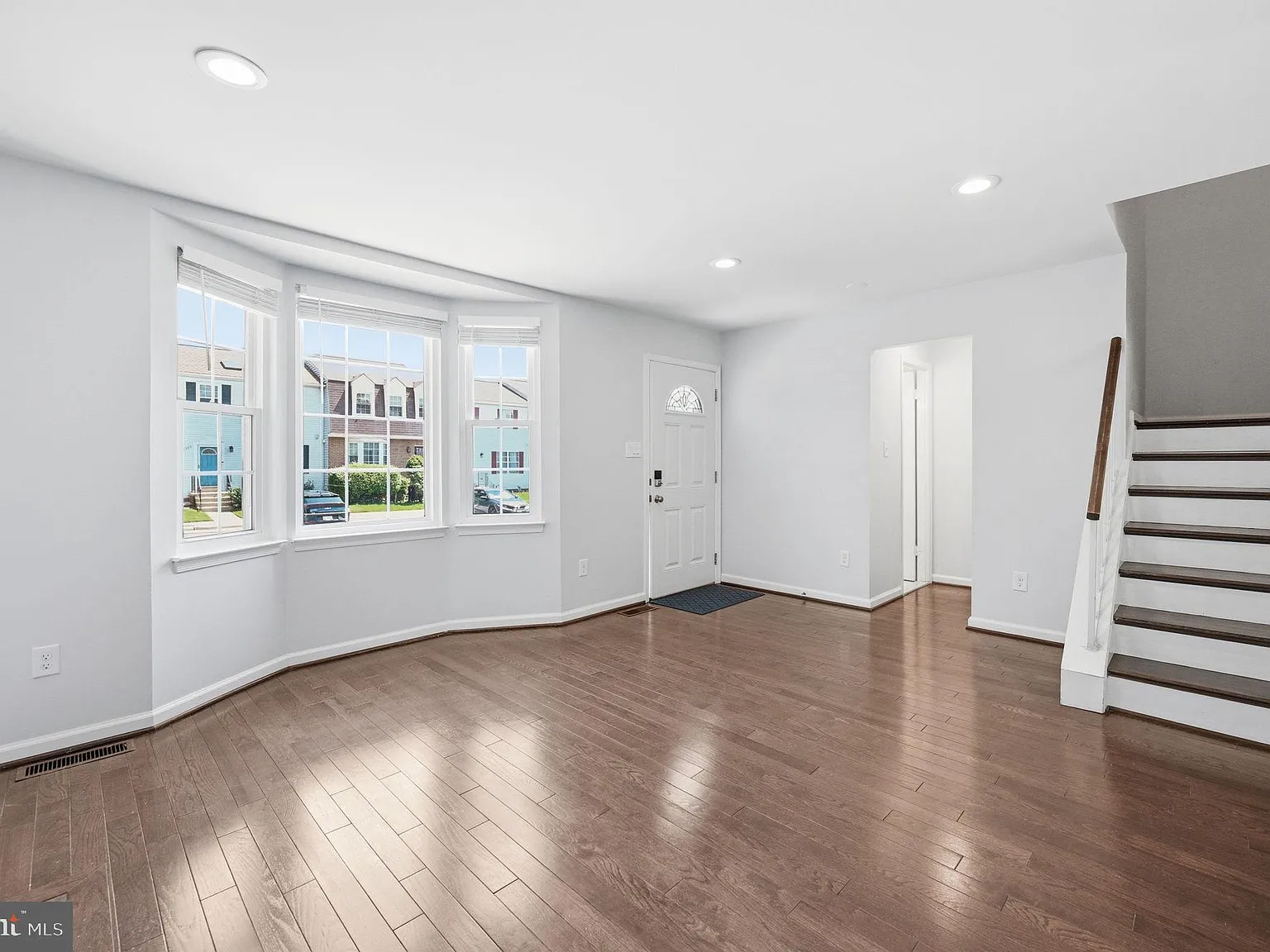 3 bed, 3.5 bath, 1999 sqft, $3,450 — Photo 3