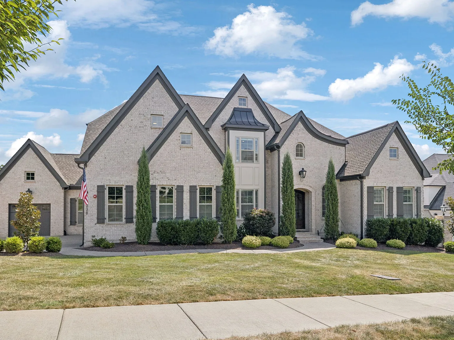 4 bed, 5.5 bath, 5525 sqft, $12,000 — Photo 1