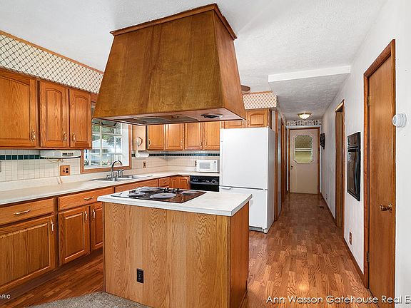 5th image of 17100 Winona Ln