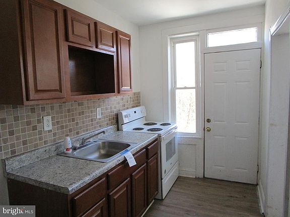 5th image of 2651 S Lloyd St