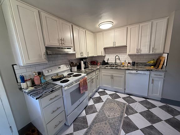 3rd image of 934 Woodhill Dr