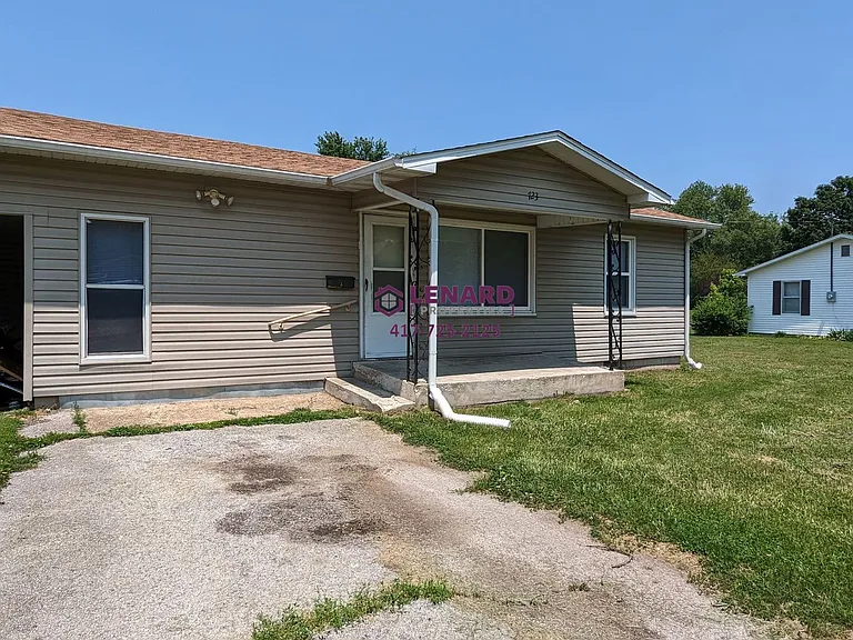 723 E College St — Photo 1