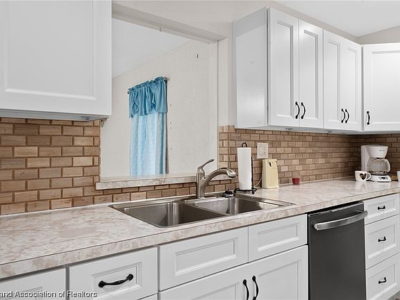 5th image of 1633 Meadowbrook St