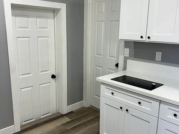 3rd image of 6121 Glendale Cir