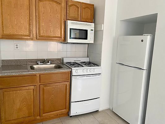 2nd image of 562 W 164th St #5CD