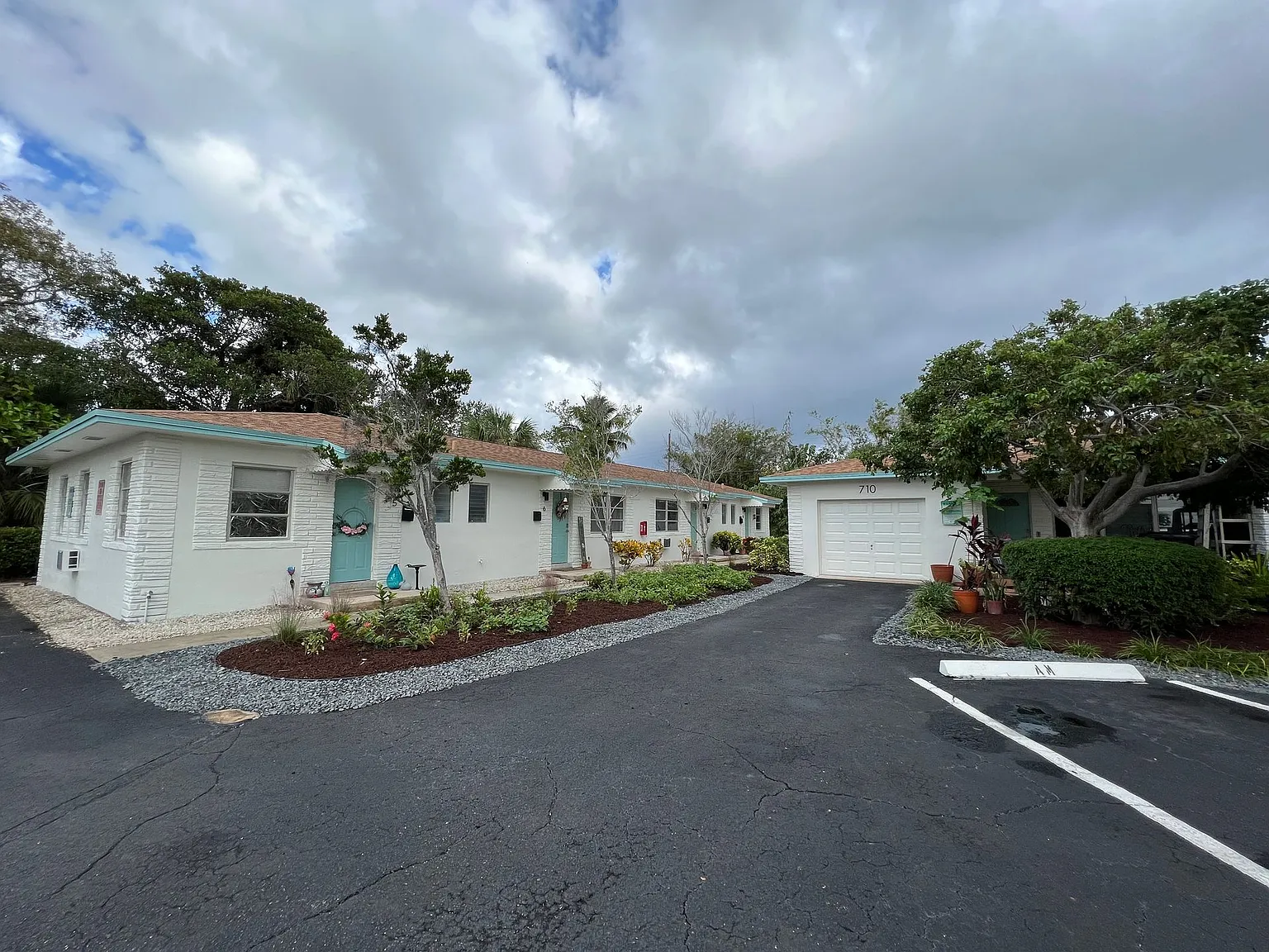 Completely Remodeled 1 bedroom 1 bathroom Apartment, 5min beach in-suite washer/dryer — Photo 2