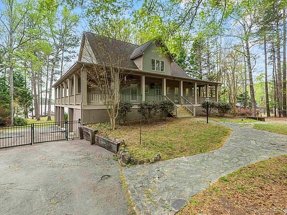 3rd image of 2223 Lakeshore Rd