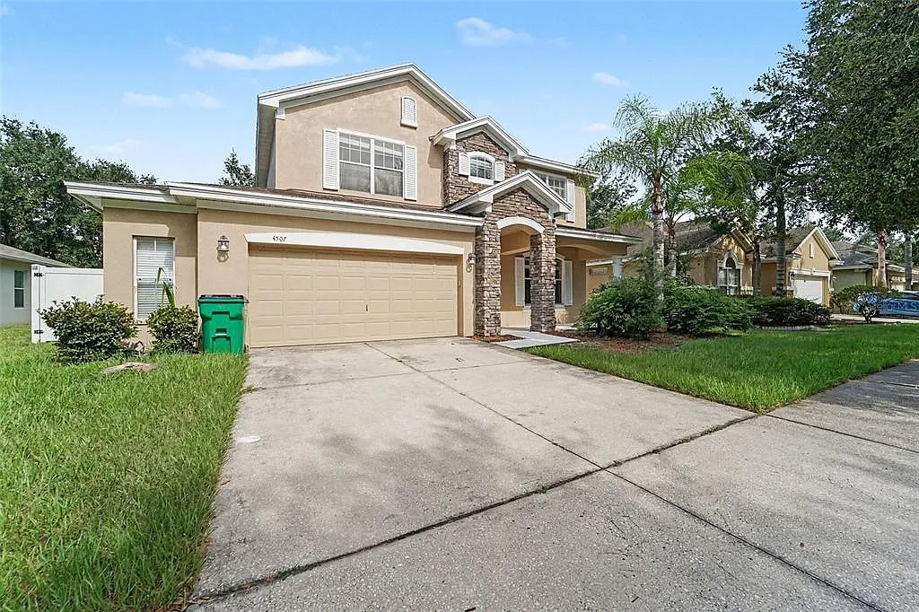 4 bed, 2.5 bath, 2732 sqft, $3,000 — Photo 3