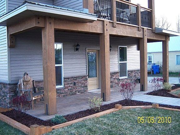 Front upper/lower Deck/Porch