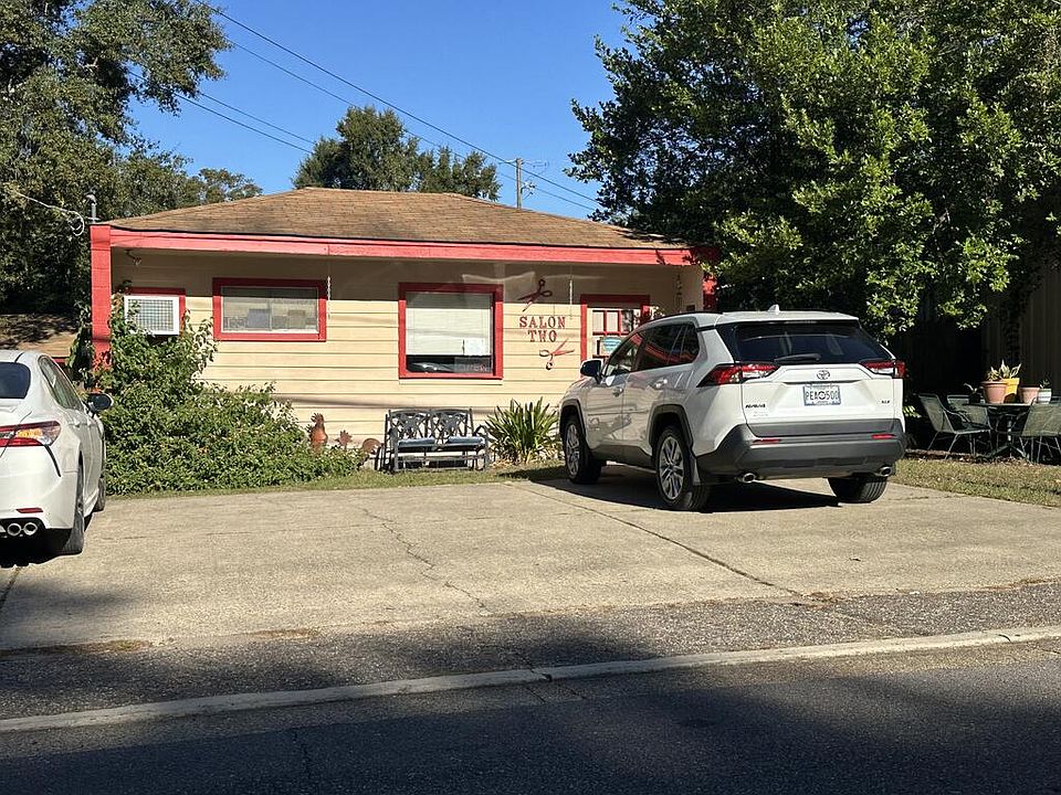 2nd image of 403-405 E 2nd Ave