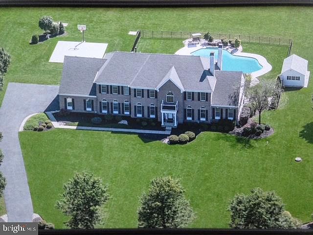 1st image of 105 Fox Hill Dr