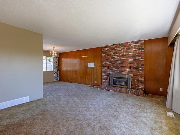 4th image of 3371 Vincent St