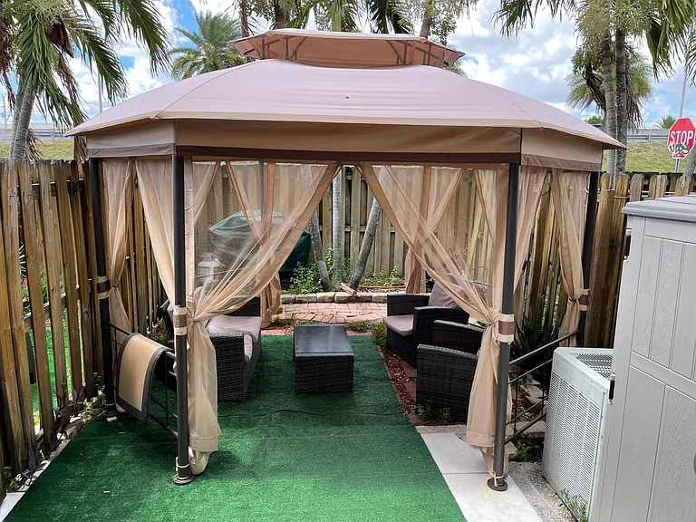 PRIVATE PATIO (a)