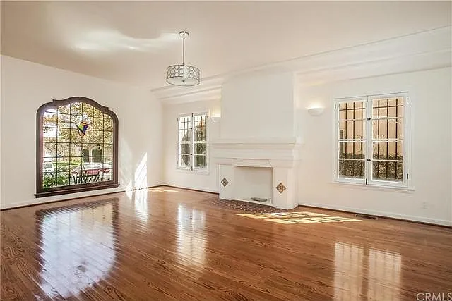 1125 S Hayworth Ave — Photo 3