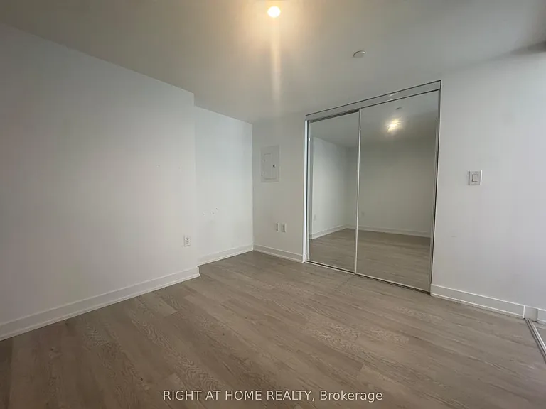 3 Strathgowan Ave #322 — Photo 15