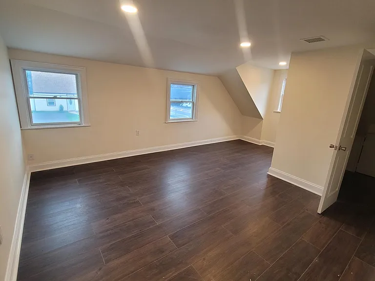 568 Gardiners Ave #2 — Photo 10