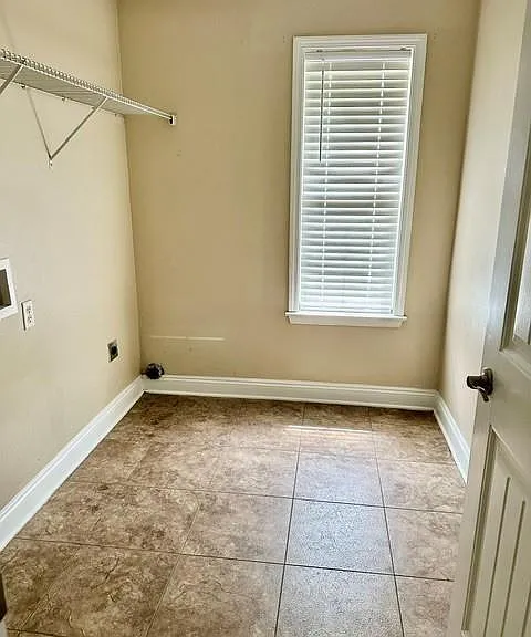 9825 Winchester Dr N — Photo 13