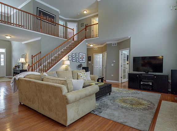 3rd image of 821 Hartford Ln