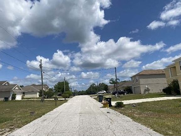 Exterior Neighborhood (street photo)