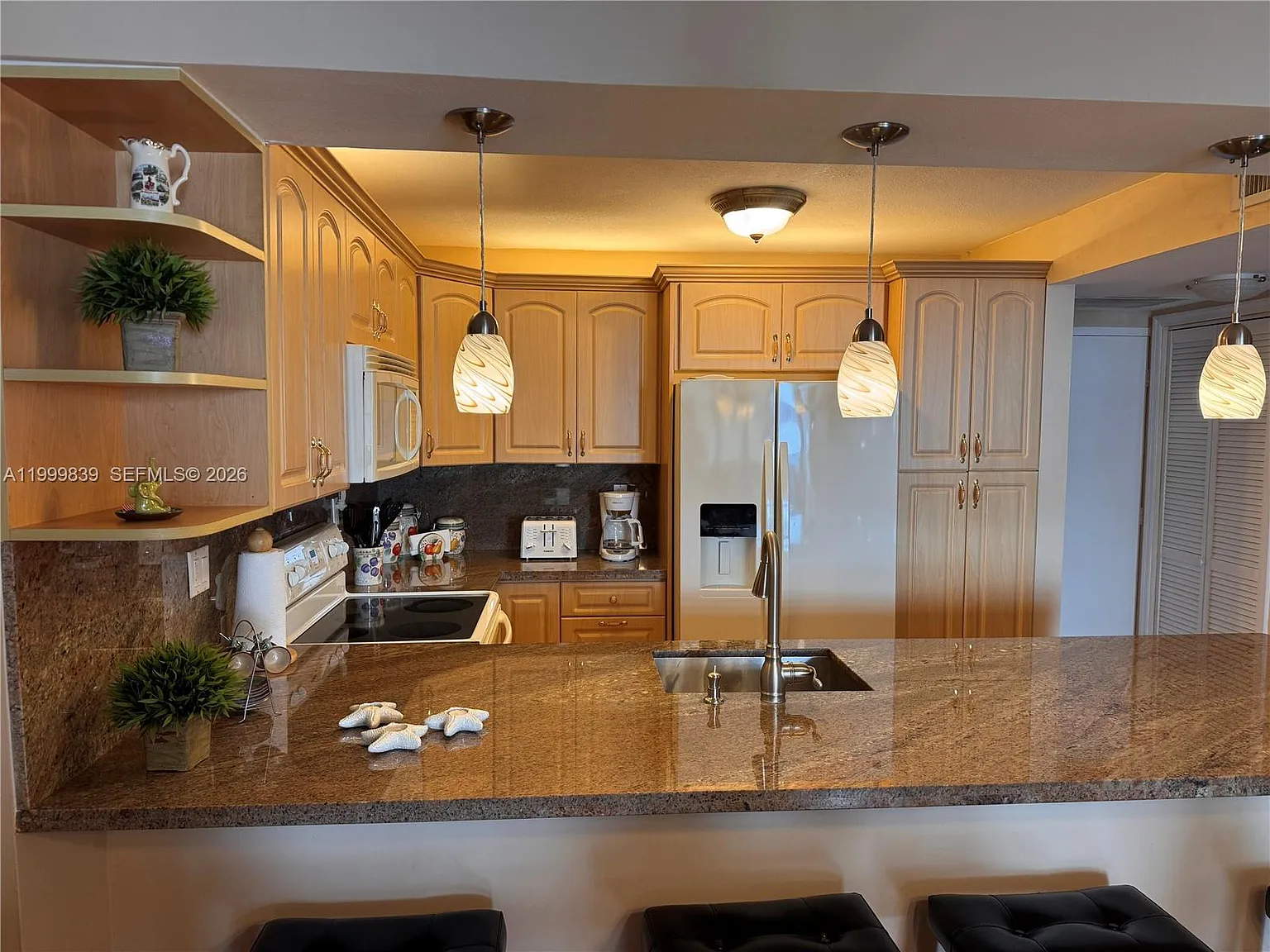 Sea Air Towers Condo — Photo 3