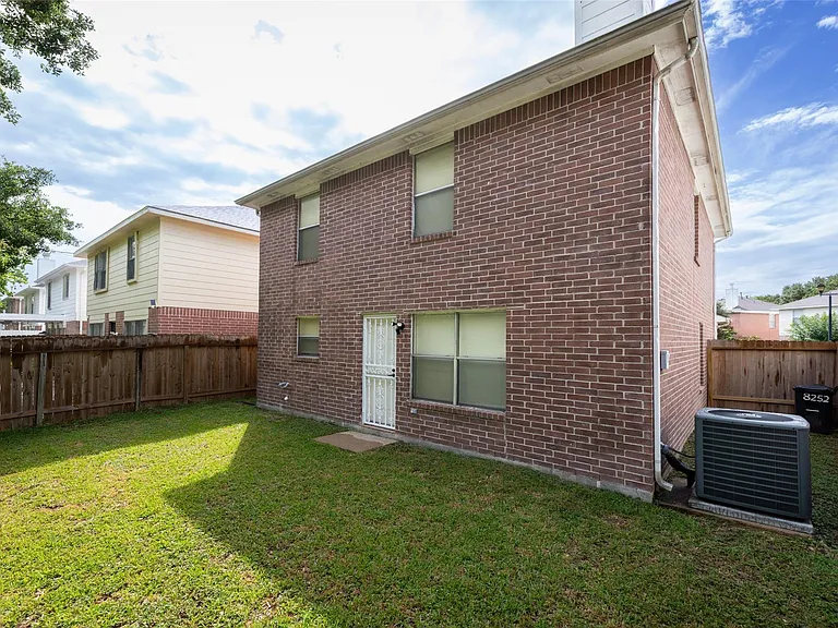 8252 Golf Green Cir — Photo 32
