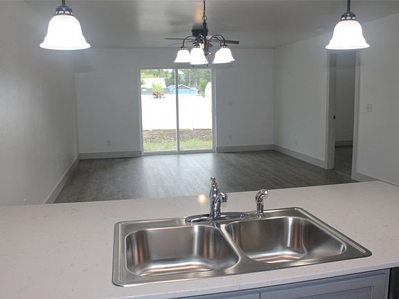 5th image of 28 Mackin Ct