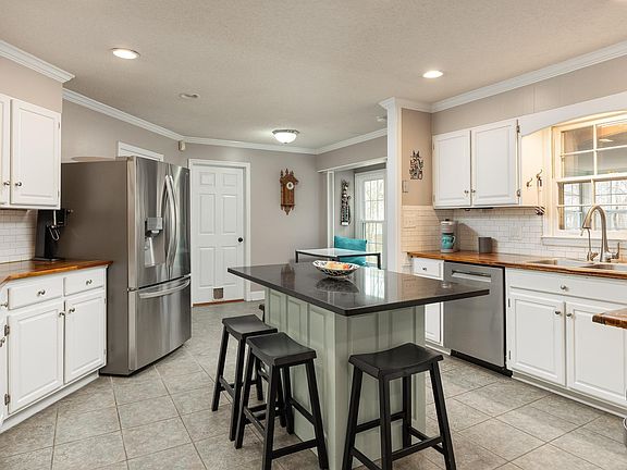 4th image of 615 Forest Ln NE